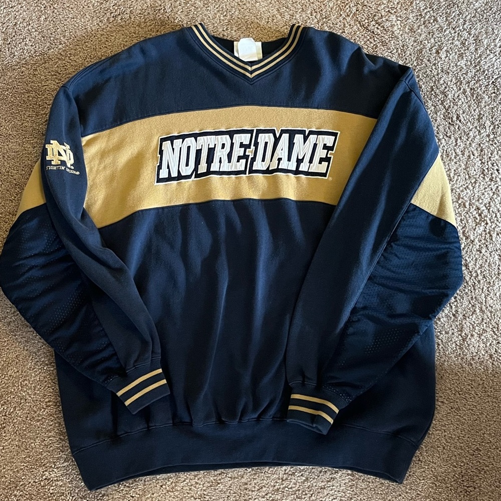 Notre dame crew neck. Size 2xl (looks like it can fit xl). Never worn